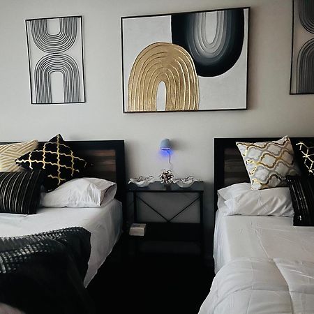 Stylish Cozy Quiet Family Retreat And Romantic Getaway Sleeps Up To 7 With Fast Wifi, Free Parking, Work Station, Alexa Enabled, Fenced In Backyard For Pets Grill Party Patio, Porch, Beach, Canal, Stadium,Boardwalk Restaurants, And Much More! Atlantic City Exterior foto