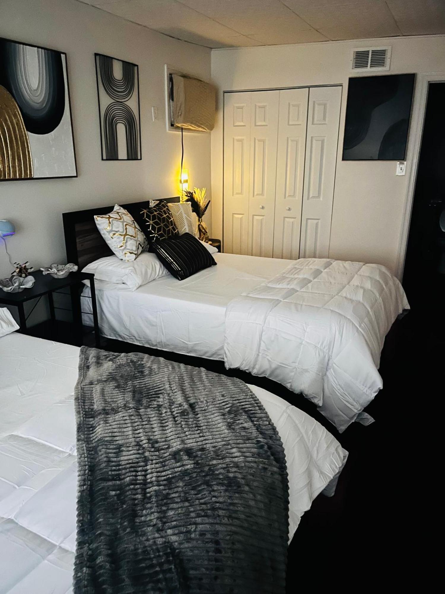 Stylish Cozy Quiet Family Retreat And Romantic Getaway Sleeps Up To 7 With Fast Wifi, Free Parking, Work Station, Alexa Enabled, Fenced In Backyard For Pets Grill Party Patio, Porch, Beach, Canal, Stadium,Boardwalk Restaurants, And Much More! Atlantic City Exterior foto