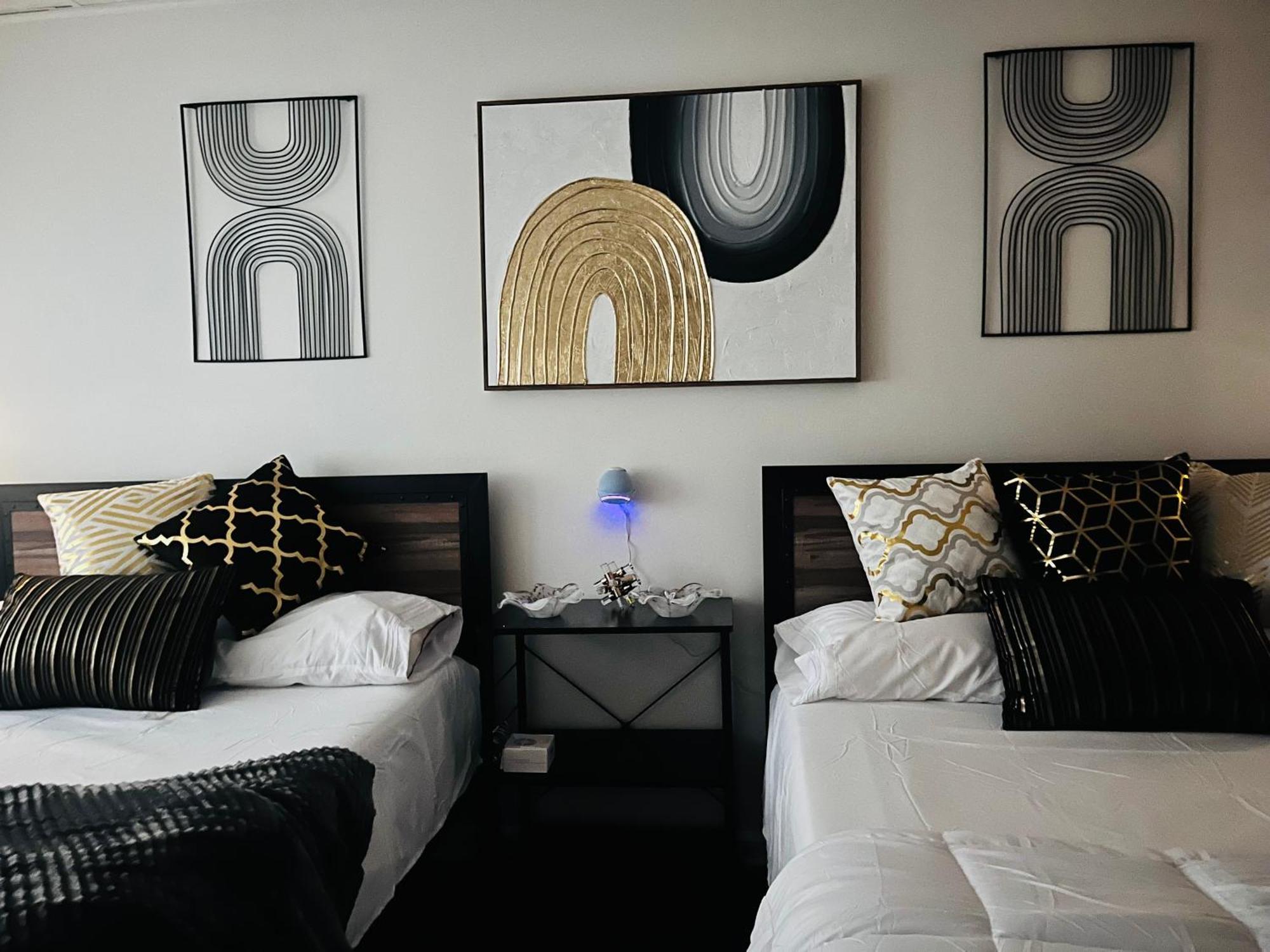 Stylish Cozy Quiet Family Retreat And Romantic Getaway Sleeps Up To 7 With Fast Wifi, Free Parking, Work Station, Alexa Enabled, Fenced In Backyard For Pets Grill Party Patio, Porch, Beach, Canal, Stadium,Boardwalk Restaurants, And Much More! Atlantic City Exterior foto